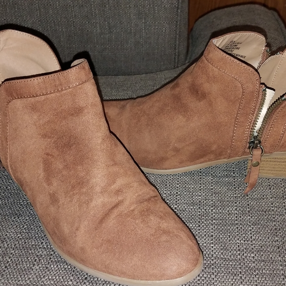 Boots - Picture 5 of 6